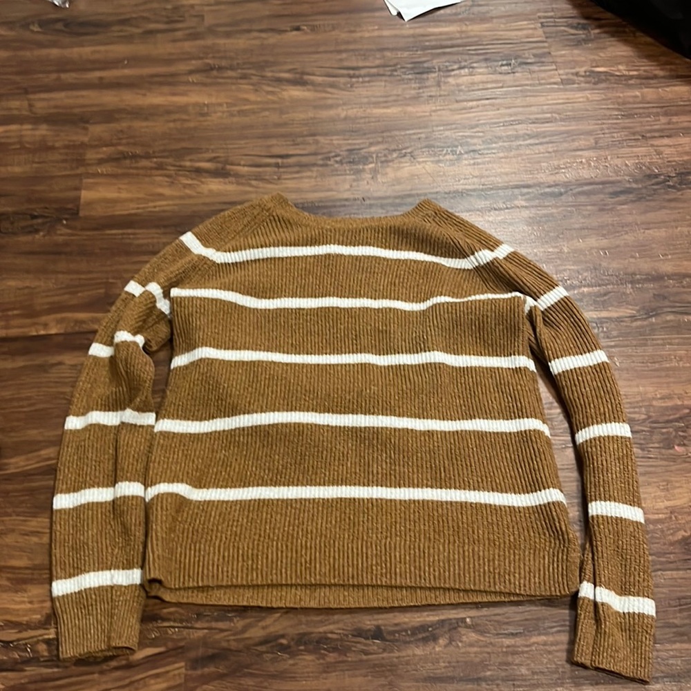 i’m selling this knit sweater top, size is large, color is brown